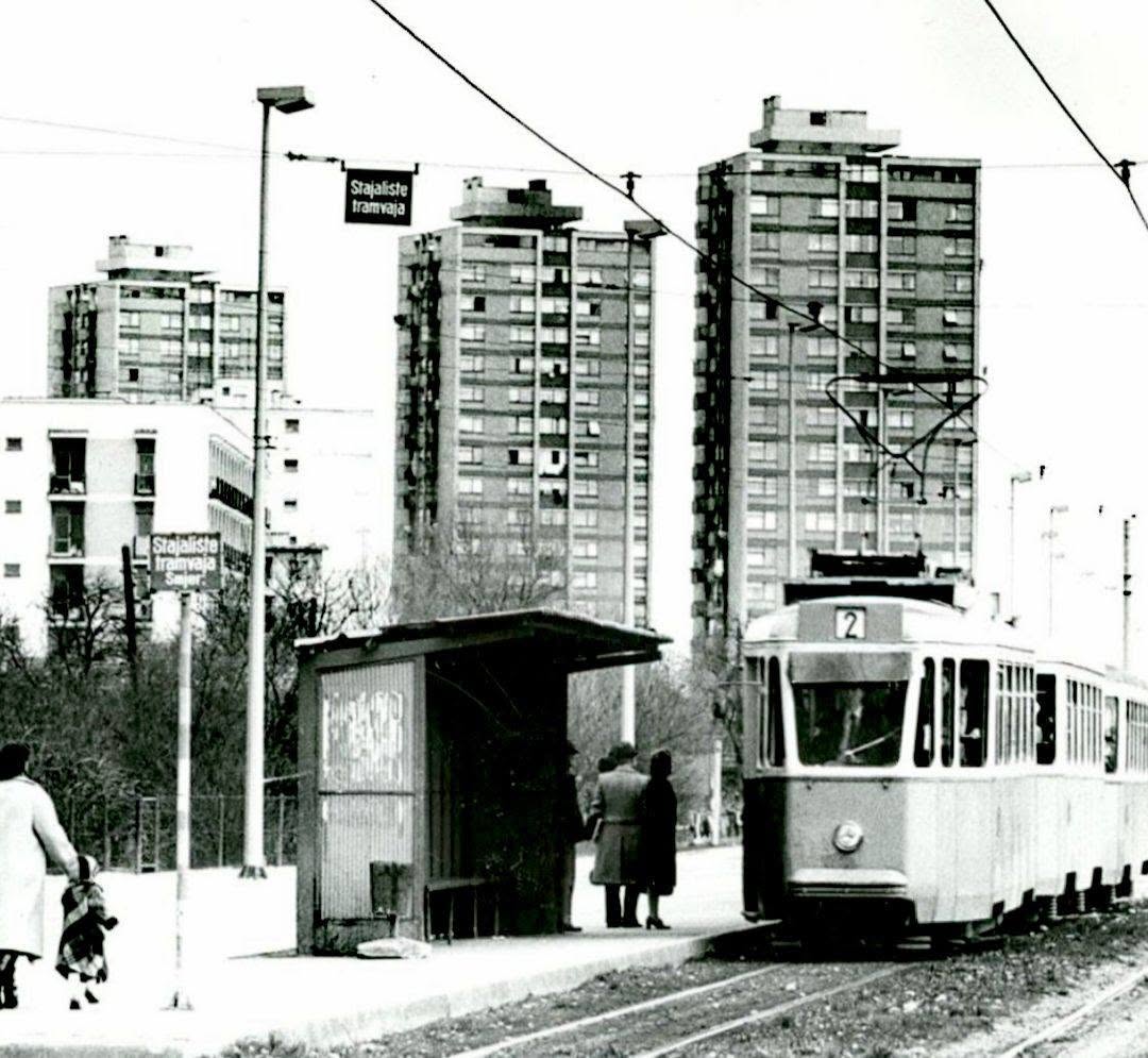 Tramvaj linije 2 u ulici Proleterskih brigada oko 1980. godine